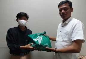 Penyerahan Tunjangan Hari Raya