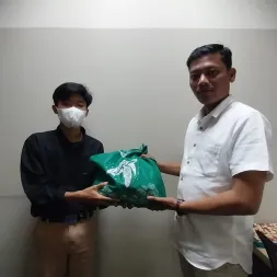 Penyerahan Tunjangan Hari Raya