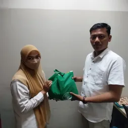 Penyerahan Tunjangan Hari Raya