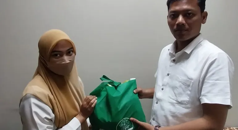 Penyerahan Tunjangan Hari Raya